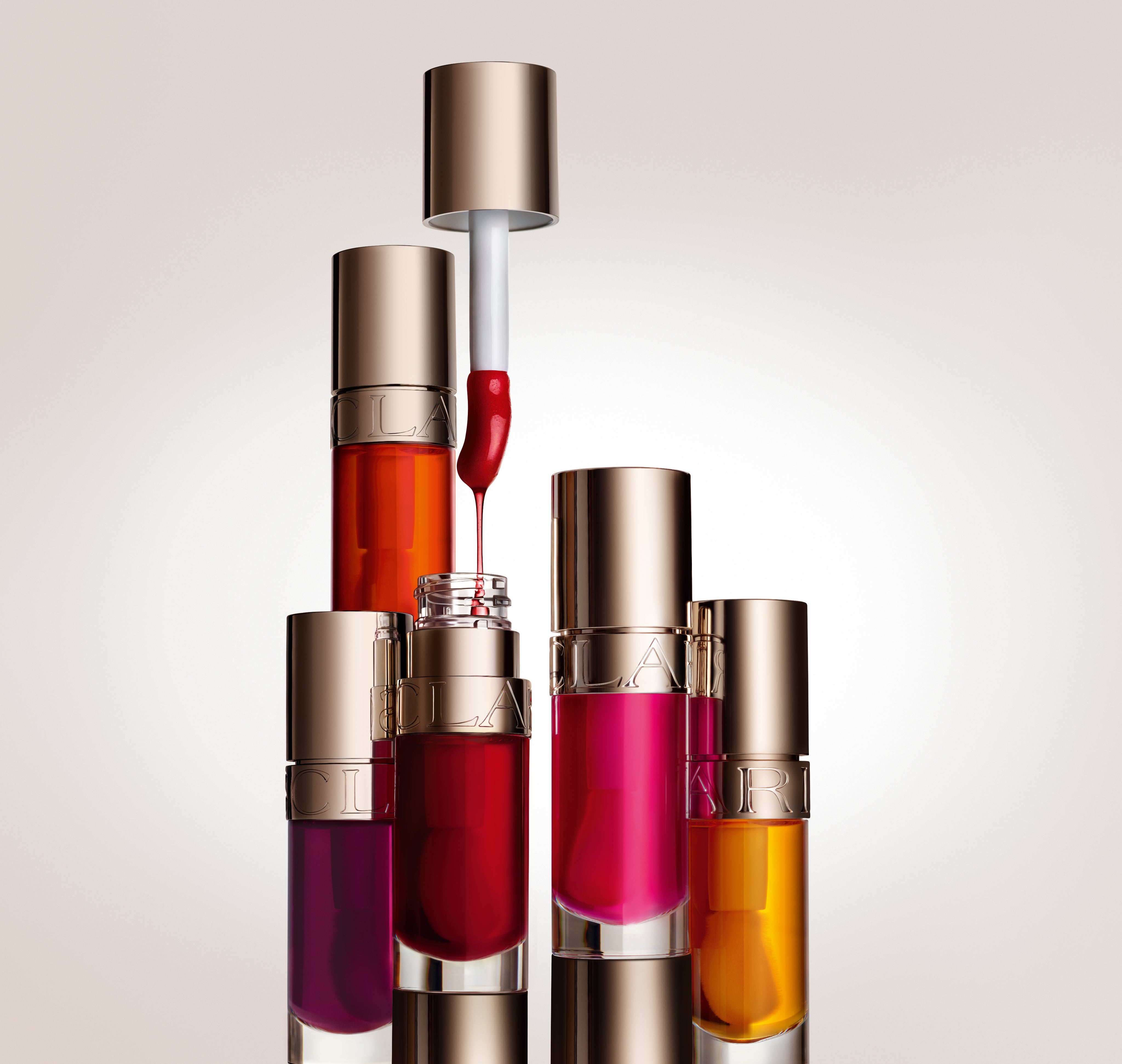סרום לטיפוח עור הפנים Double Serum עם משאבה, רקע זהוב, מוצר קוסמטיקה יוקרתי