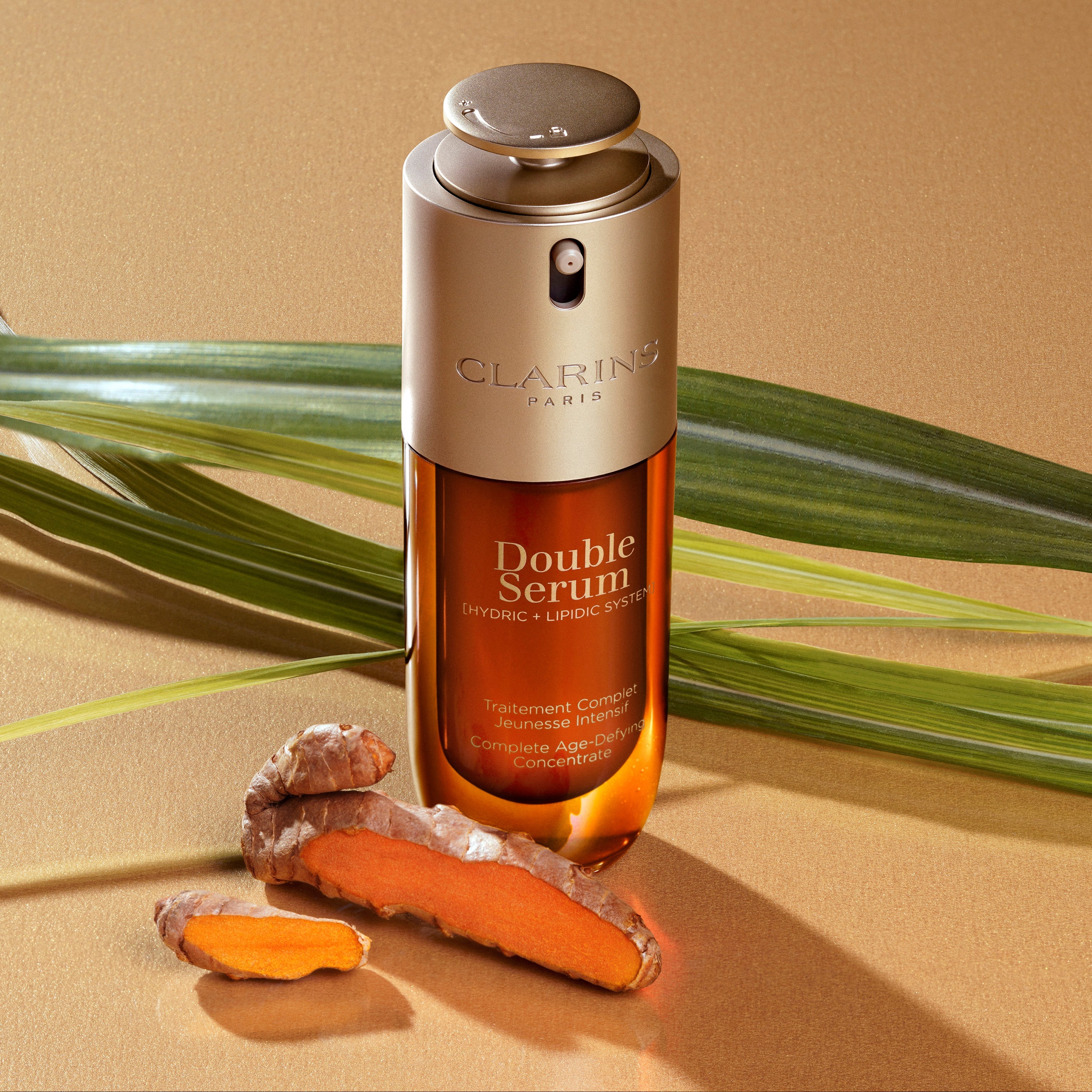 סרום לטיפוח עור הפנים Double Serum עם משאבה, רקע זהוב, מוצר קוסמטיקה יוקרתי