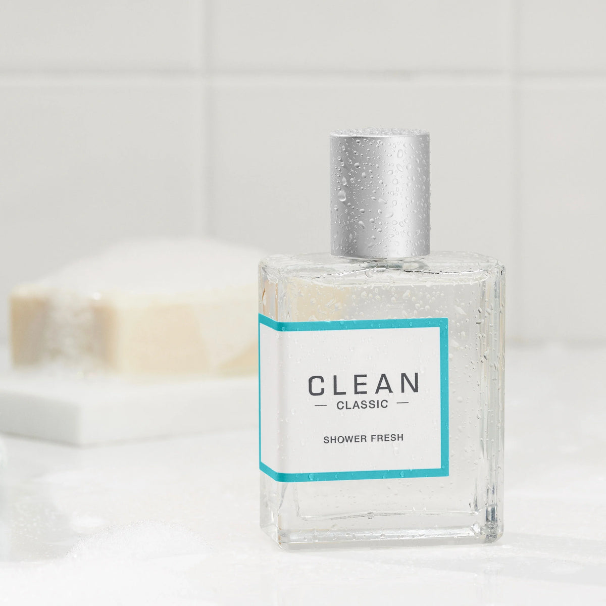 בקבוק בושם CLEAN CLASSIC Shower Fresh רטוב, מוצג על רקע סבון, צילום קוסמטיקה יוקרתית