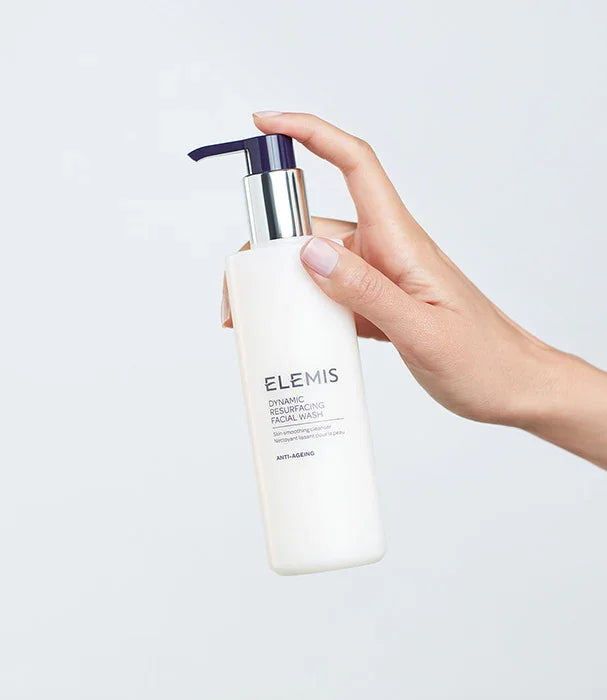 יד מחזיקה בקבוק תכשיר ניקוי פנים דינמי ELEMIS, מוצר טיפוח מוביל מבית CHOZEN