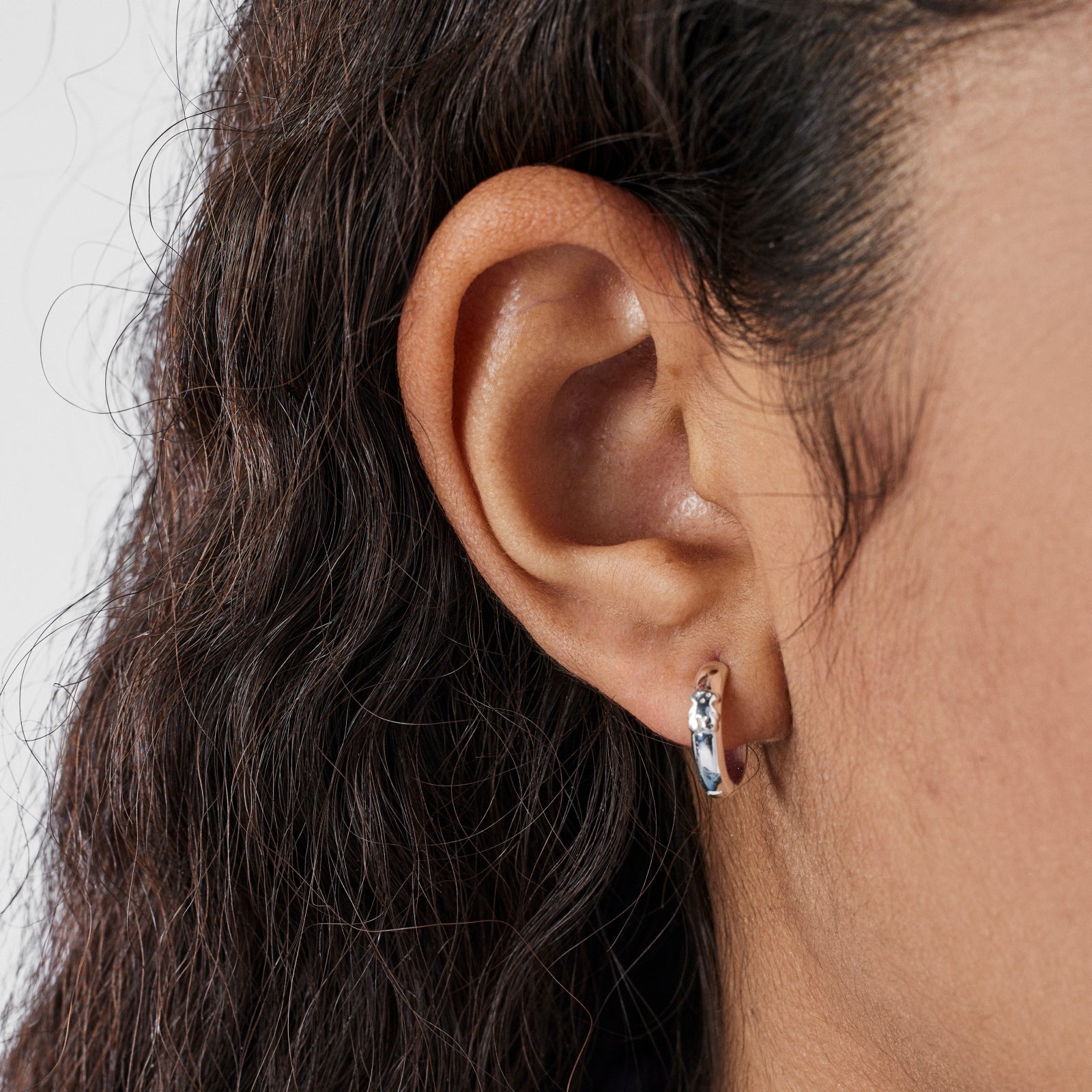 טואוס עגילי חישוק בשילוב דובי Basics מכסף