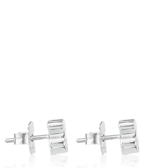 עגילי כסף גיאומטריים קטנים מבית CHOZEN בעיצוב מודרני, צילום על רקע לבן