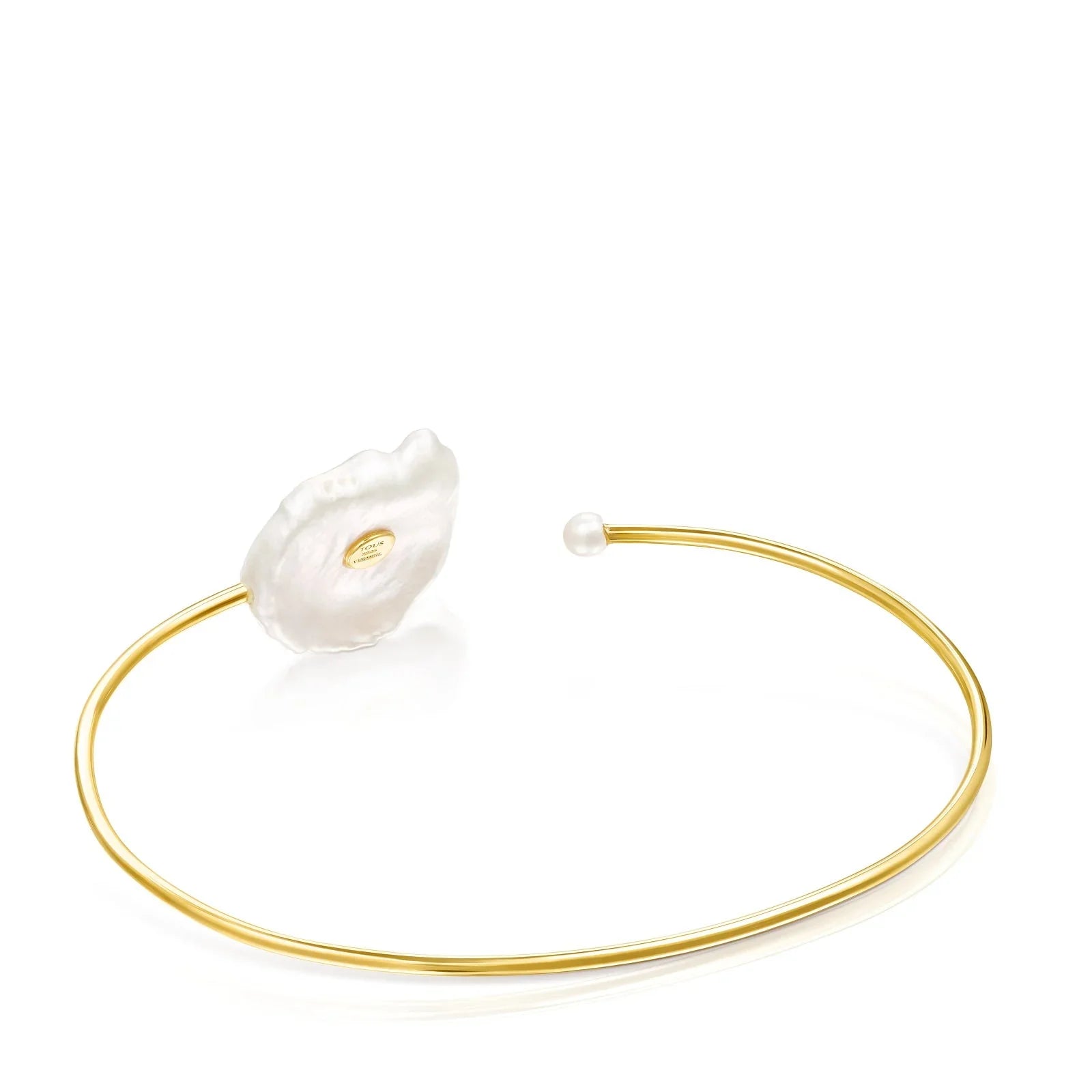 צמיד פתוח מוזהב עם פרח פנינה, תכשיט יוקרתי CHOZEN, מבית אלפא, צילום על רקע לבן