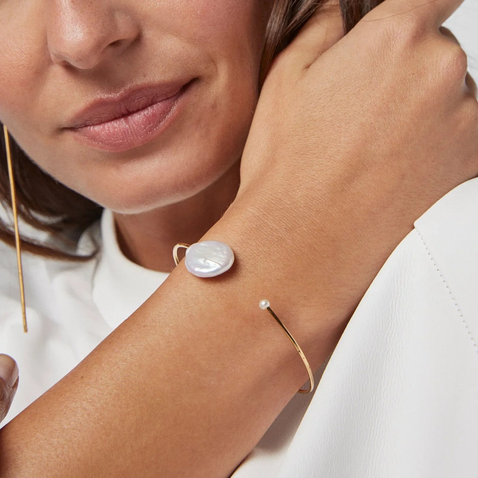 צמיד זהב עדין עם פנינה על פרק יד אישה, תכשיטי יוקרה מבית CHOZEN