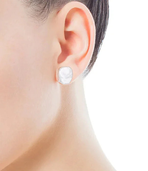 עגיל כסף מעוצב לאישה על אוזן, תקריב, אופנה יוקרתית CHOZEN