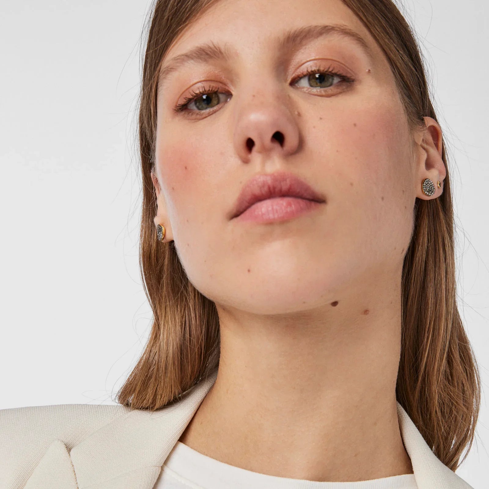 דוגמנית עונדת עגילי יהלום עדינים, צילום תדמית לאופנה CHOZEN