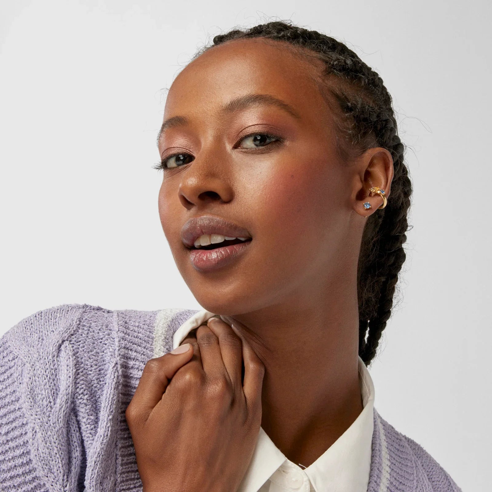 אישה עם שיער קלוע עונדת עגיל זהב, אופנה אלגנטית, CHOZEN קבוצת אלפא