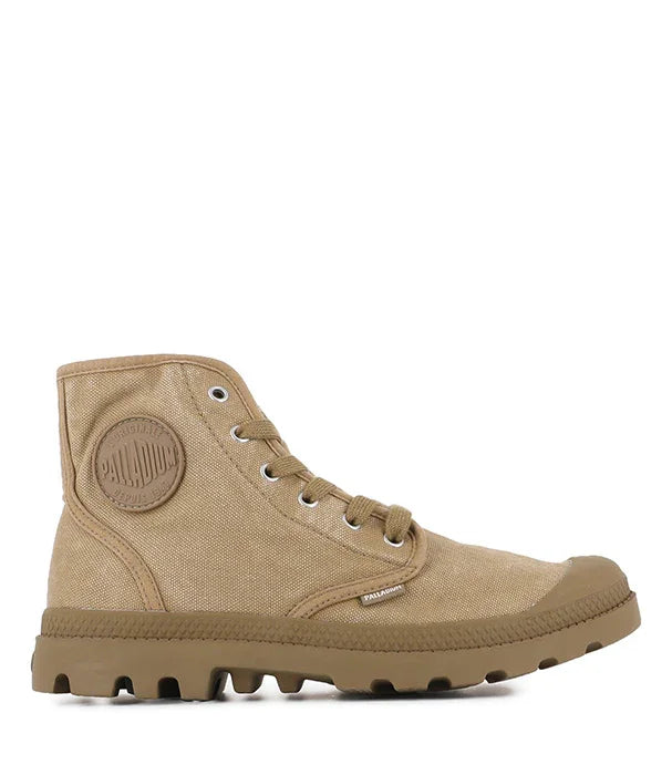 נעל Palladium גבוהה בצבע בז', סוליה עבה ותג מובלט, מוצג על רקע לבן, CHOZEN מותגים מובילים