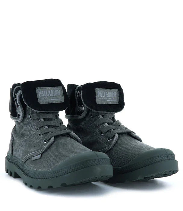 נעלי Palladium שחורות, דגם גבוה לגברים, מוצגות על רקע לבן מבית CHOZEN