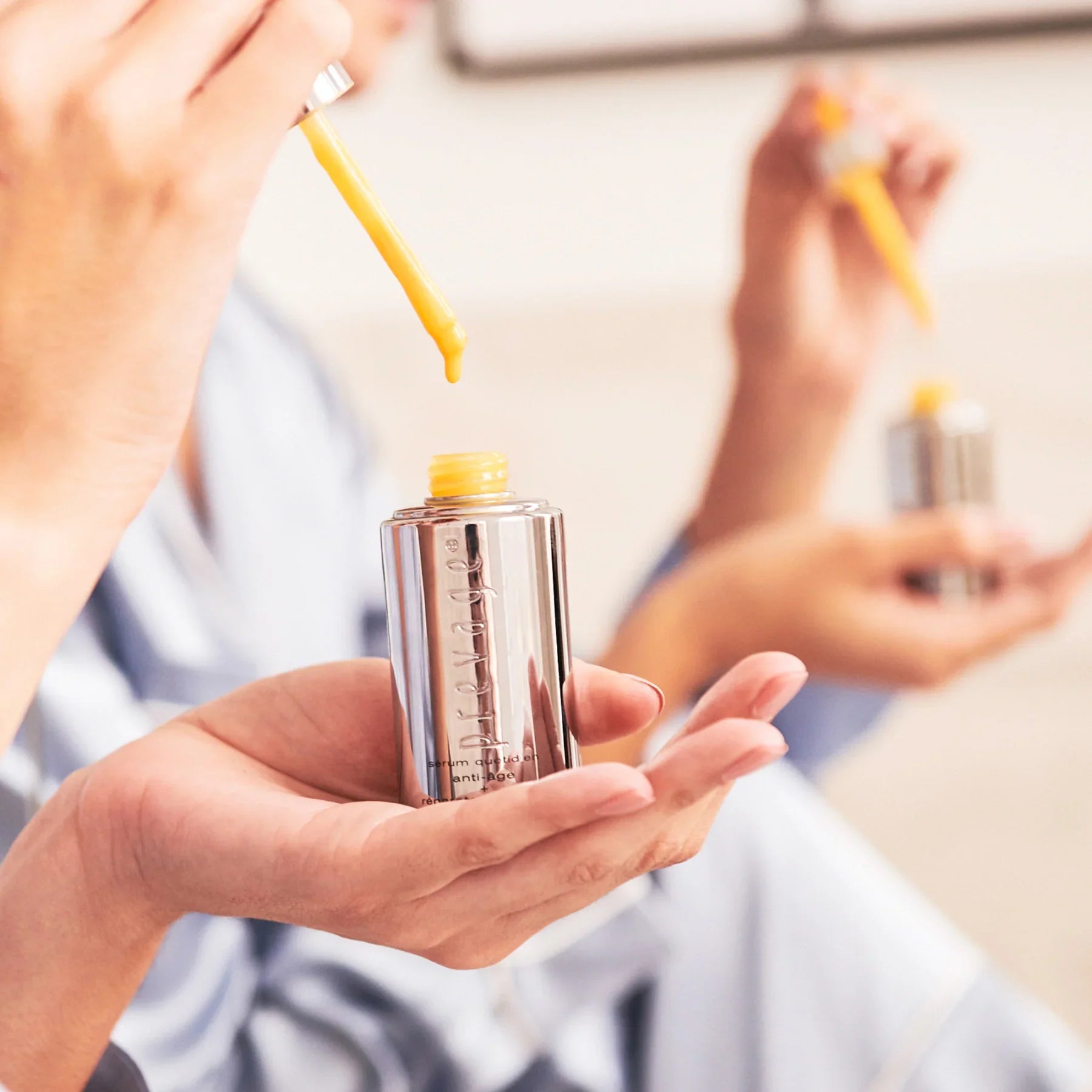 סרום יוקרה מתוצרת המותגים המובילים, בקבוק כסף עם טפטפת, צילום ביתי לאתר CHOZEN