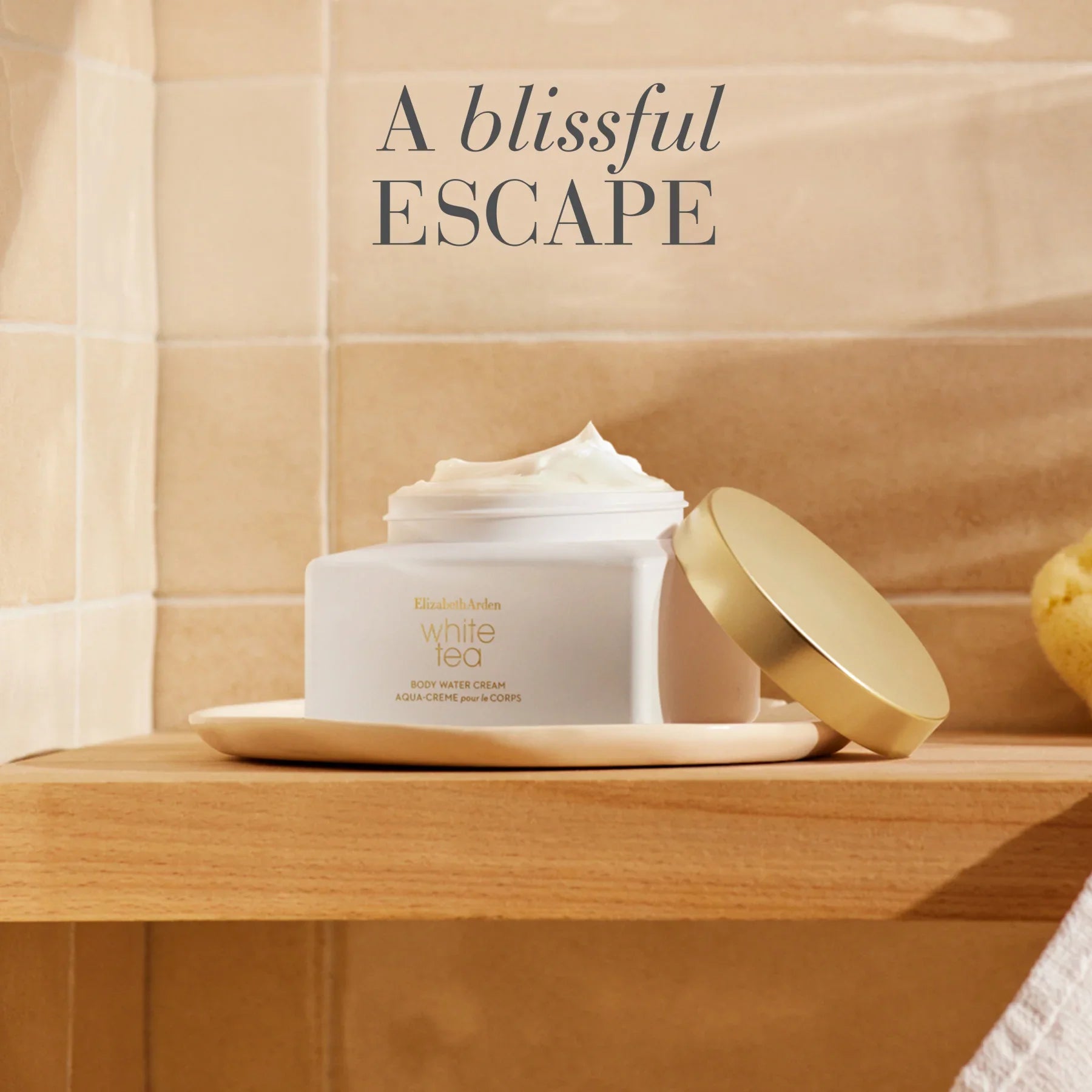 קרם גוף Elizabeth Arden White Tea על מדף עץ, מוצר יוקרה טיפוח באתר CHOZEN