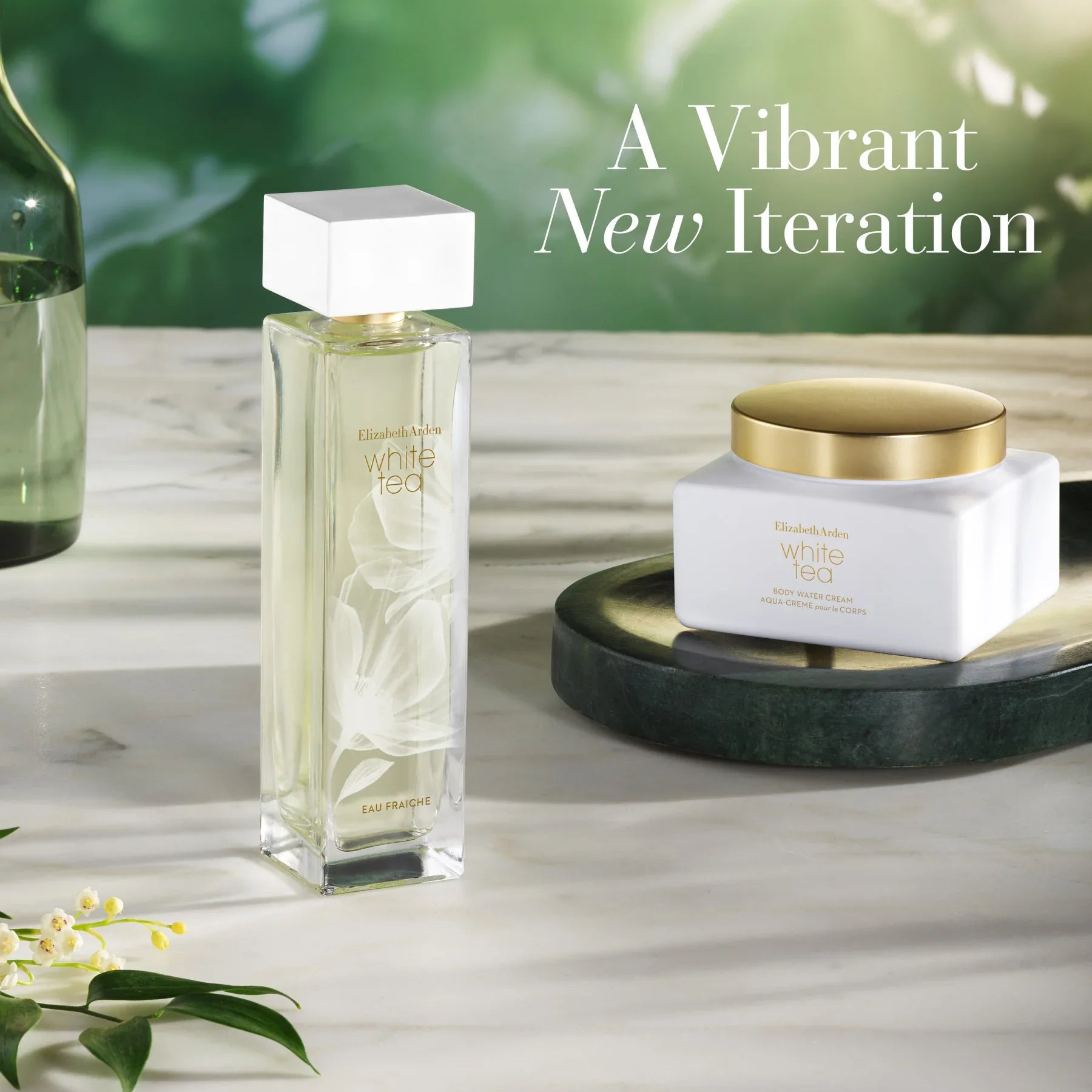 בושם וקרם גוף Elizabeth Arden White Tea על שולחן שיש, מוצרי יוקרה מ-CHOZEN