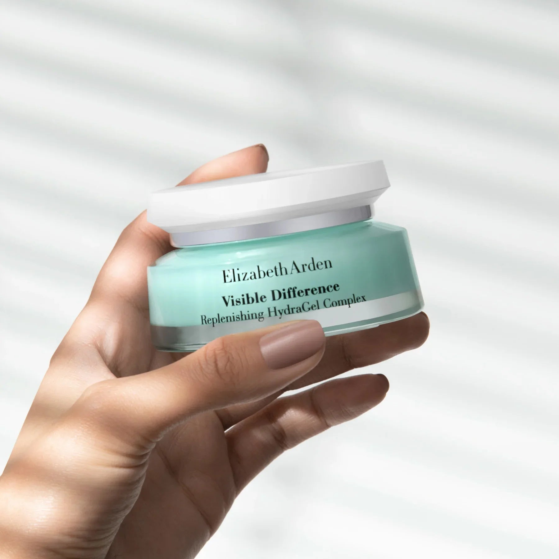 קרם לחות Elizabeth Arden Visible Difference ביד, מוצר טיפוח יוקרתי של CHOZEN
