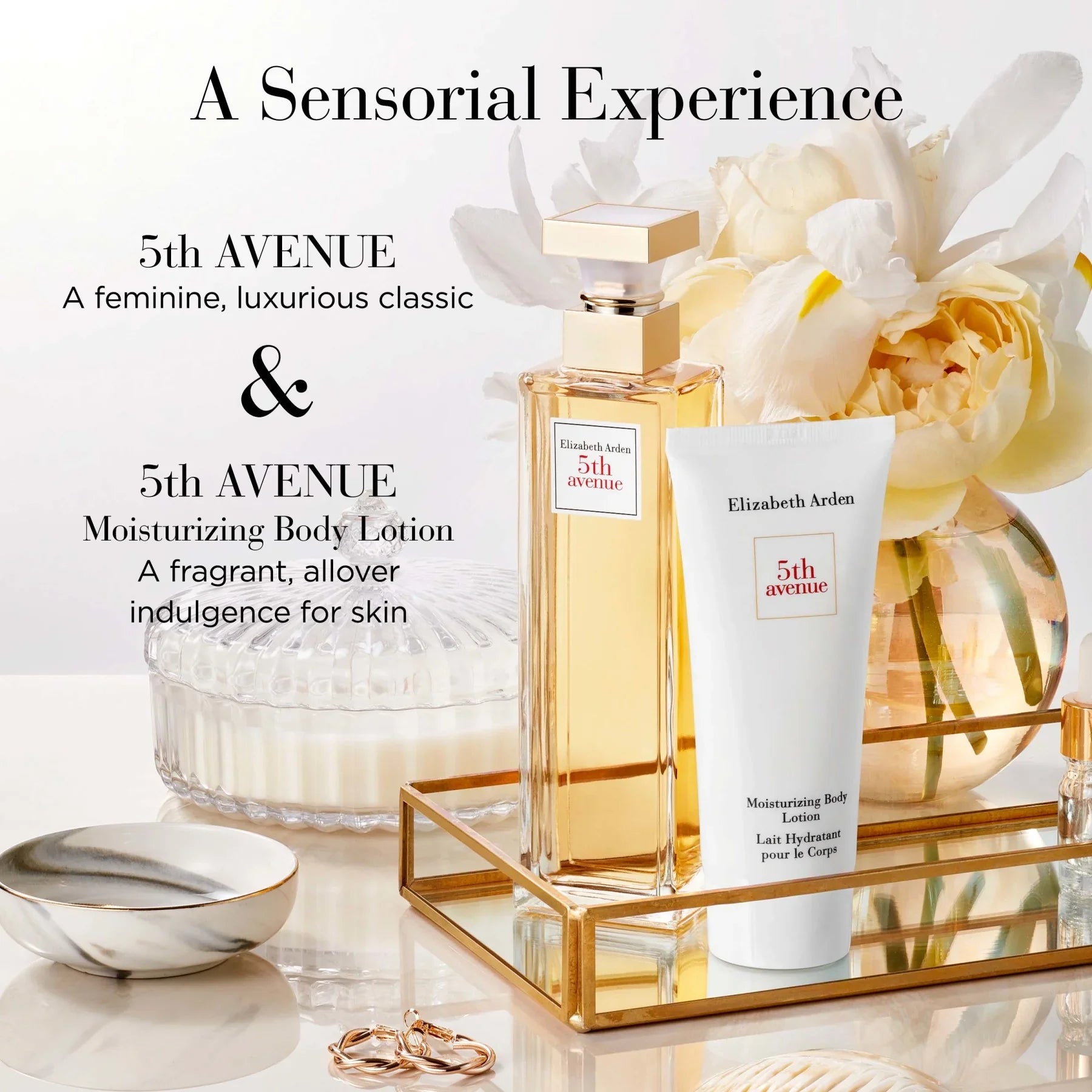 בושם ותחליב גוף Elizabeth Arden 5th Avenue מוצגים על מגש יוקרתי, עם פרחים וקישוטים, מבית CHOZEN