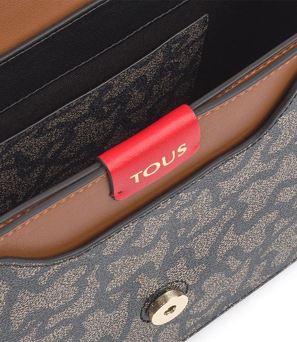 ארנק TOUS דמוי עור עם הדפס חום ושחור, כפתור זהב ותווית אדומה, מותגי יוקרה ב-CHOZEN
