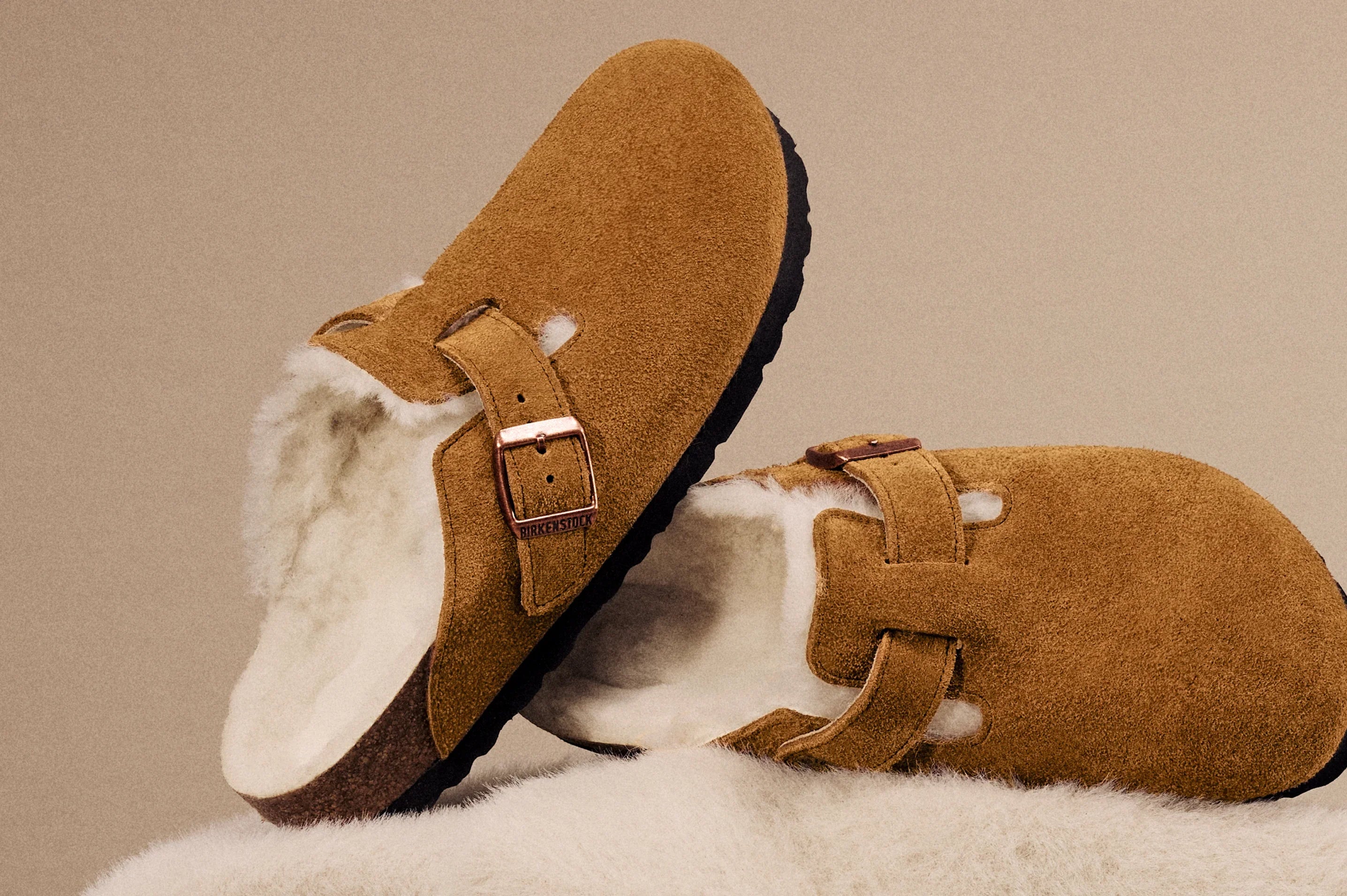 כפכפי בריקנשטוק חומים עם פרווה פנימית, דגם נוחות יוקרתי באתר CHOZEN