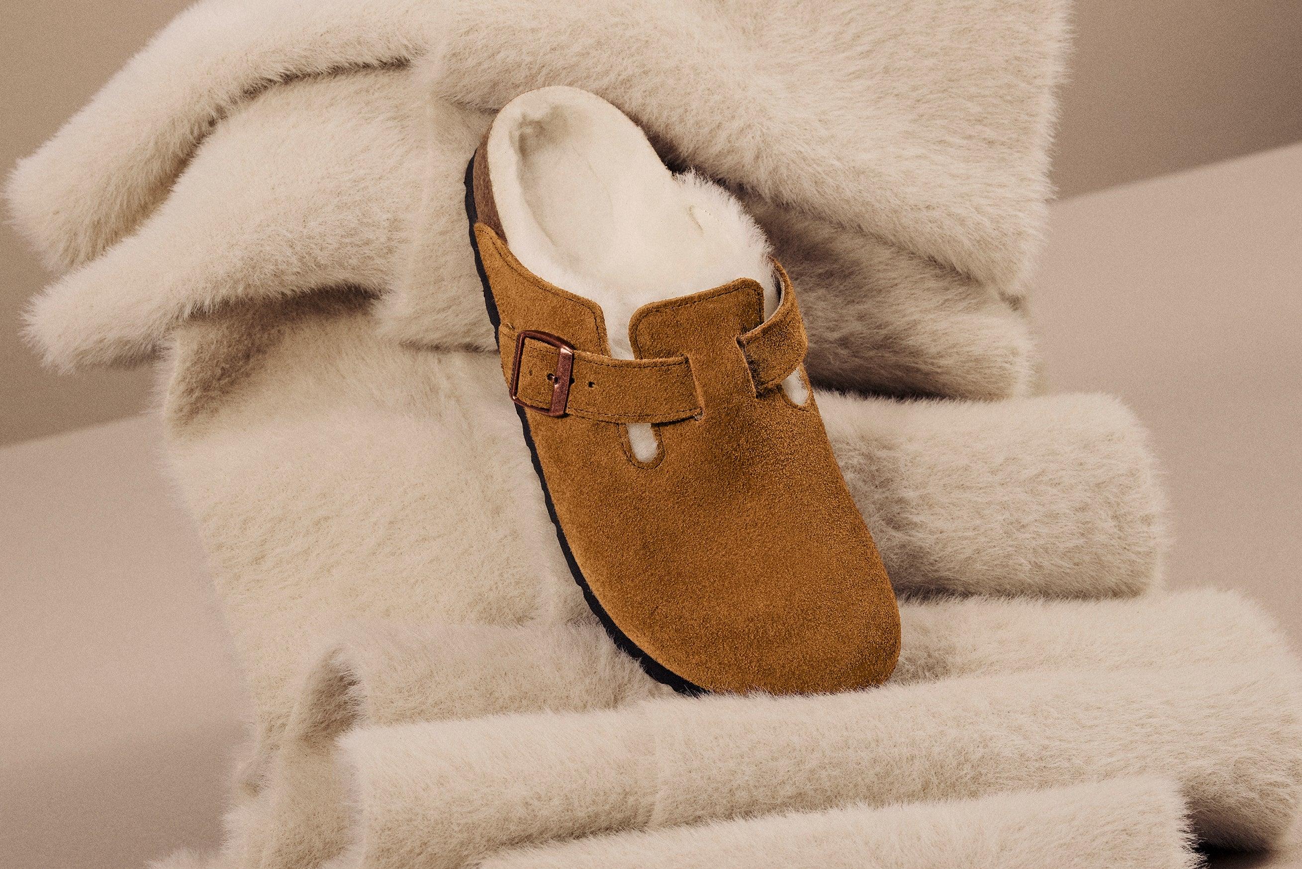 נעל בית פרוותית חומה על רקע בדים בהירים, מוצג באתר CHOZEN למותגים מובילים