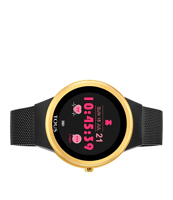 שעון חכם TOUS עם מסך מגע עגול, מסגרת זהב ורצועת רשת שחורה, מוצג ב-CHOZEN מותגים מובילים