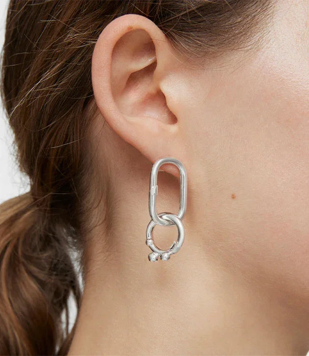 עגיל כסף בעיצוב מודרני על אוזן אישה, תכשיטים יוקרתיים מבית CHOZEN