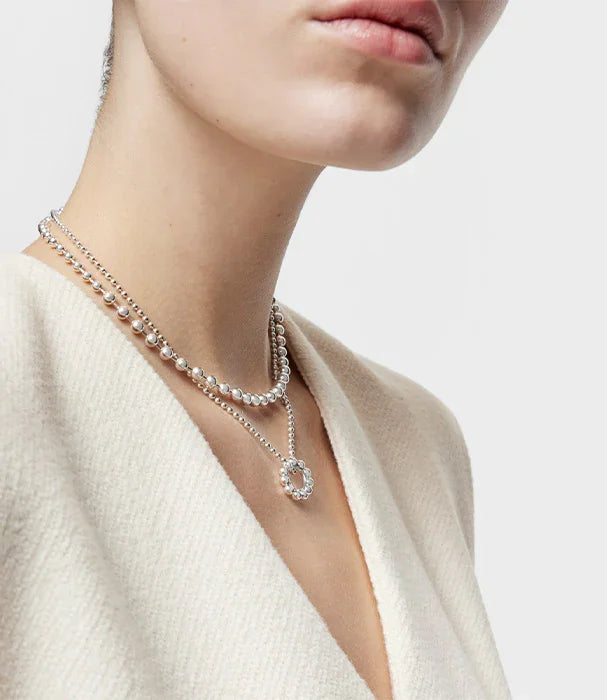 דוגמנית עונדת שני שרשראות כסף אלגנטיות, צילום תקריב, CHOZEN תכשיטים איכותיים