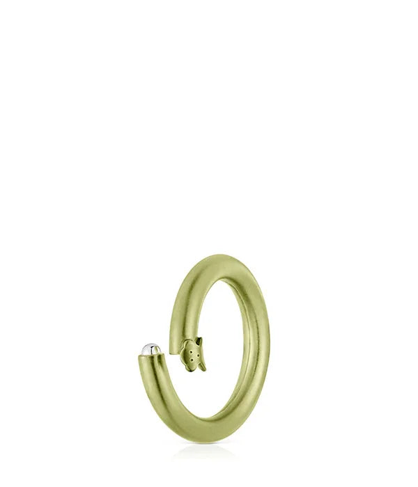 עגיל חישוק זהב ייחודי של מותג CHOZEN, עיצוב מודרני מינימליסטי