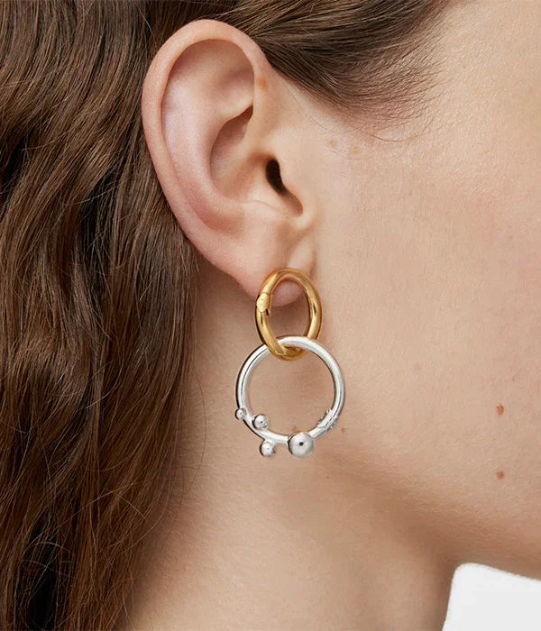 עגיל חישוק דו-גוני זהב וכסף בעיצוב מודרני, צילום תקריב על אוזן, CHOZEN