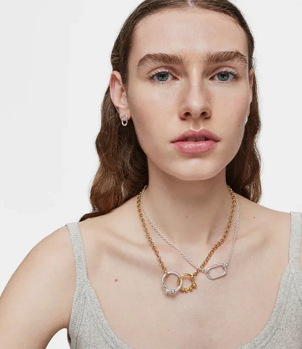 דוגמנית עם שרשרת טרנדית בשני צבעים, CHOZEN תכשיטים יוקרתיים מקבוצת אלפא