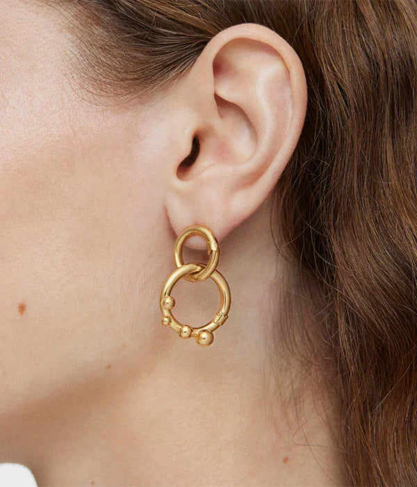 עגיל זהב עיצוב מודרני על אוזן אישה, תכשיטי אופנה CHOZEN אלפא