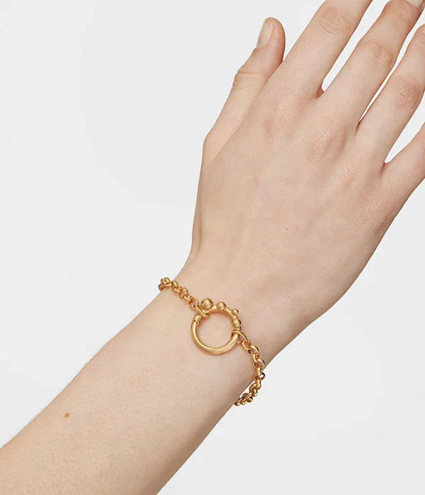 צמיד זהב אופנתי על יד אישה, תכשיט מבית CHOZEN