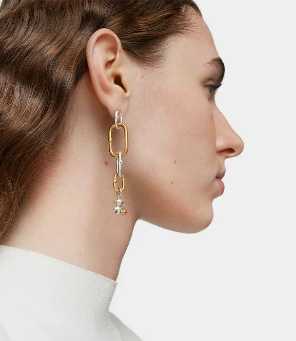 עגיל תליון זהב וכסף אופנתי לנשים מבית CHOZEN, תקריב על אוזן וצוואר