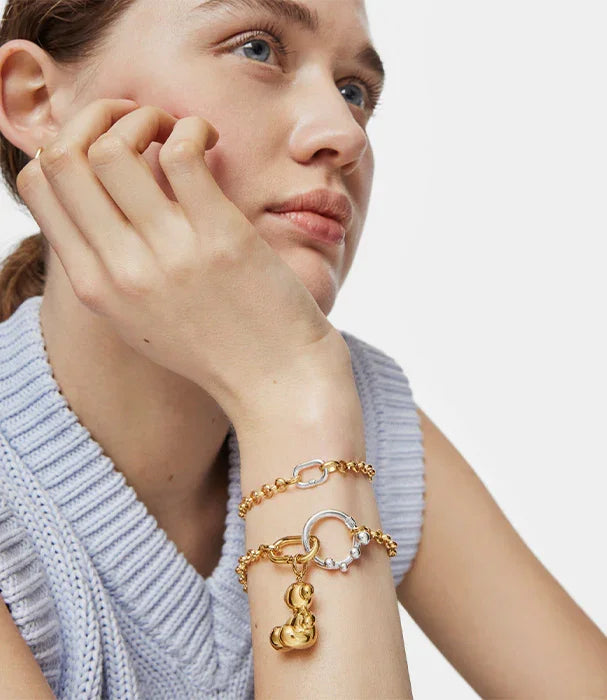 אישה עם צמיד זהב אופנתי ותליון, תכשיטים יוקרתיים מבית CHOZEN