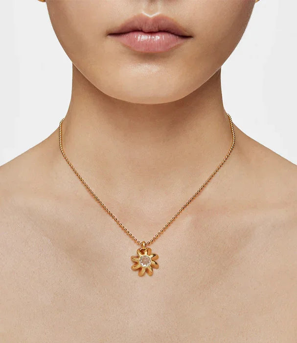 שרשרת זהב דגם פרח עם תליון קריסטל על צוואר דגם CHOZEN מבית קבוצת אלפא