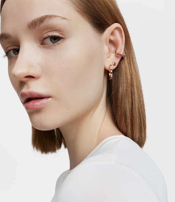 אישה עונדת עגילי זהב אופנתיים, מראה יוקרתי עדכני, CHOZEN מותגים מובילים