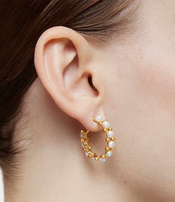 עגיל חישוק זהב וקישוטי פנינים על אוזן, תכשיט יוקרתי באתר CHOZEN