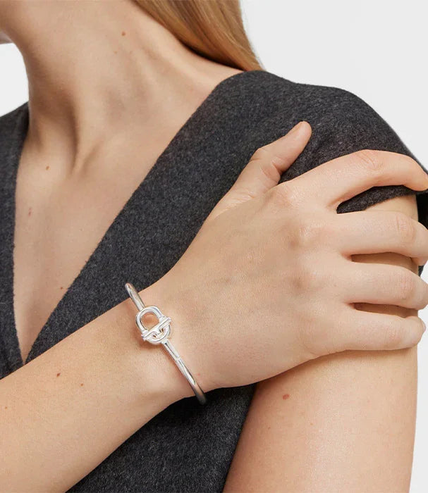 צמיד כסף אלגנטי עם סוגר קישוטי על שורש כף יד אישה, תכשיט אופנה מבית CHOZEN