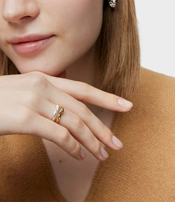 טבעת זהב וכסף על יד של אישה, תכשיטי אופנה CHOZEN, מבית קבוצת אלפא