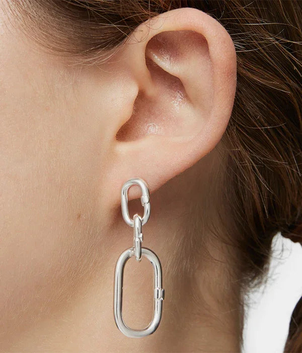 עגיל כסף בעיצוב חוליות אליפסה על אוזן, תכשיטי אופנה יוקרתיים ב-CHOZEN