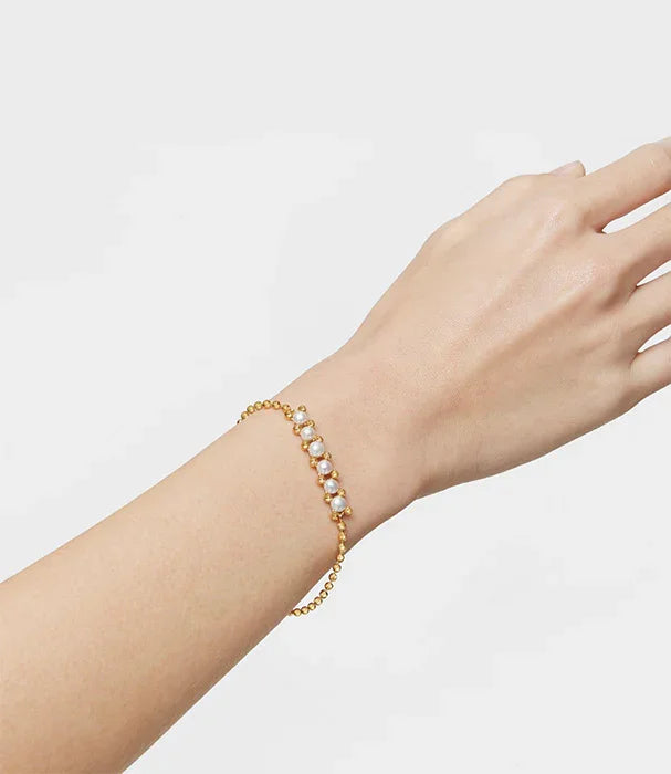 צמיד פנינים עדין מזהב על יד, תכשיט אופנה יוקרתי מבית CHOZEN