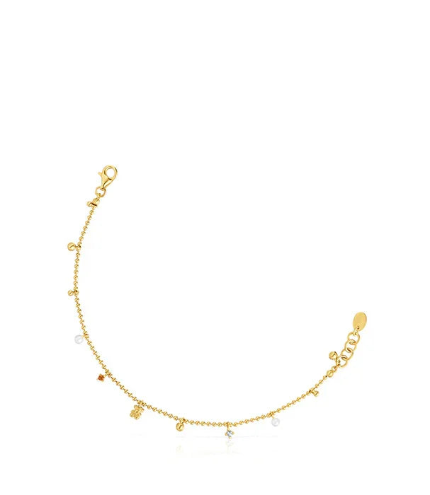 צמיד זהב עדין עם תליונים קטנים, תכשיט אופנתי של CHOZEN, צילום על רקע לבן