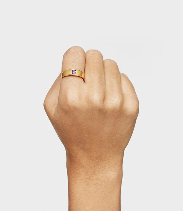 טבעת זהב עם אבן סגולה על אצבע יד, תכשיט יוקרתי מבית CHOZEN