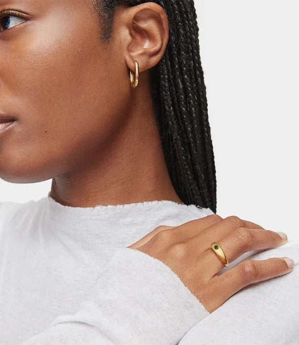 דוגמנית עונדת עגיל חישוק וטבעת זהב עם אבן ירוקה, תכשיטי CHOZEN מבית קבוצת אלפא