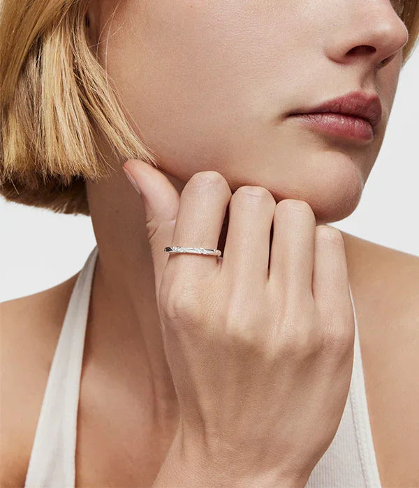 אישה עונדת טבעת כסף עדינה על האצבע, תכשיטים יוקרתיים CHOZEN