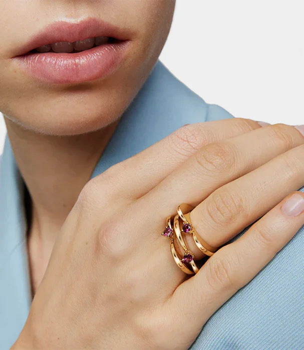 תקריב יד עם טבעות זהב ואבני חן ורודות, אופנה יוקרתית מבית CHOZEN