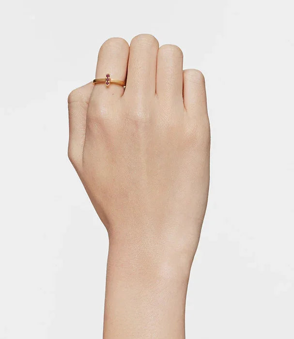 יד עם טבעת זהב דקה ואבן אדומה, תכשיט אופנה יוקרתי מ-CHOZEN