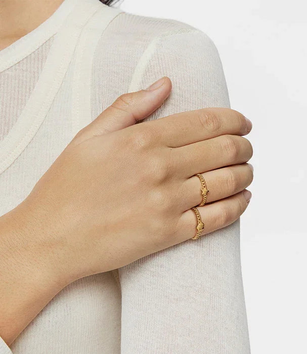 טבעת זהב עדינה לאישה על אצבע, צילום תקריב, CHOZEN תכשיטים אופנתיים