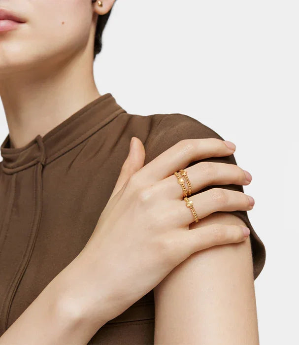 אישה עם טבעות זהב מעוצבות, אופנה יוקרתית מקבוצת אלפא CHOZEN