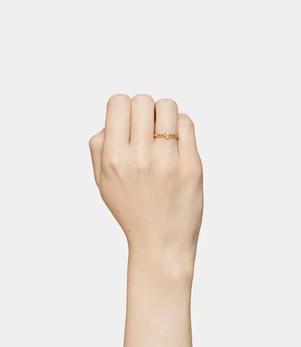 יד עונדת טבעת זהב עדינה, תכשיט יוקרתי מחנות CHOZEN מבית קבוצת אלפא