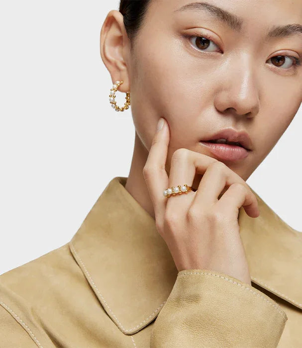 דוגמנית עם עגיל זהב עגול וטבעת פנינים, תכשיטים אופנתיים מ-CHOZEN