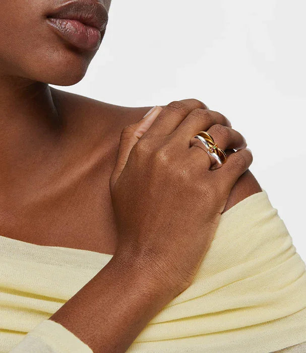 אישה עונדת טבעת זהב וכסף אלגנטית, אופנה CHOZEN, צילום תקריב יוקרתי