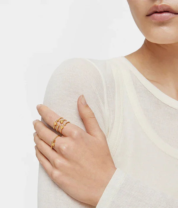 טבעות זהב אופנתיות על אצבעות יד של אישה, תכשיטים מבית CHOZEN